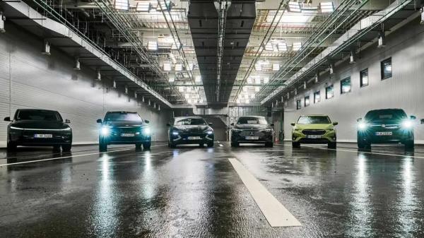 Туман сломал &laquo;умные&raquo; авто: тест ADAC выявил опасную проблему