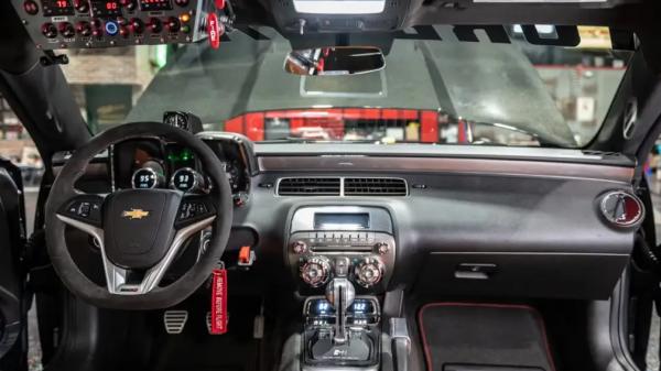 Реактивный Camaro продают за $25 000: что внутри авиационной машины