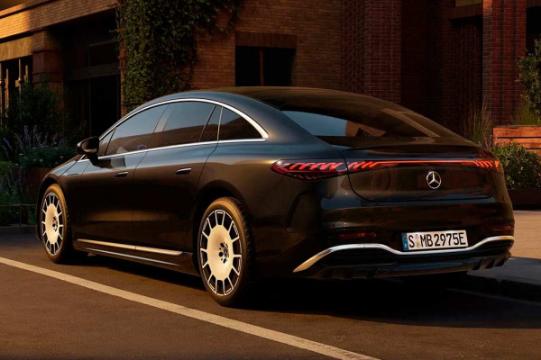 Рестайлинговый электрокар Mercedes-Benz EQS стал мощнее и дальнобойнее