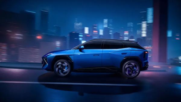 Omoda C4 получил 13,2&Prime; экран и 16 систем помощи водителю: амбициозные цели бренда