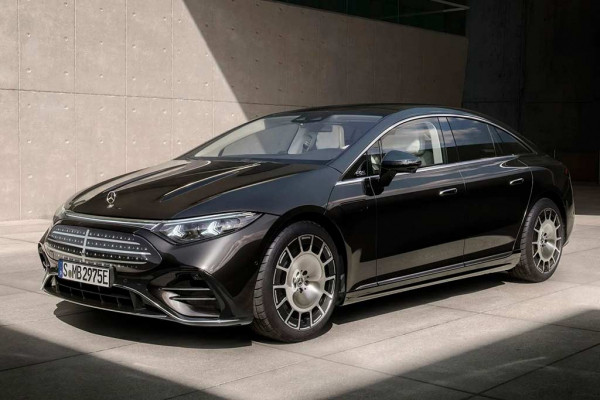 Рестайлинговый электрокар Mercedes-Benz EQS стал мощнее и дальнобойнее