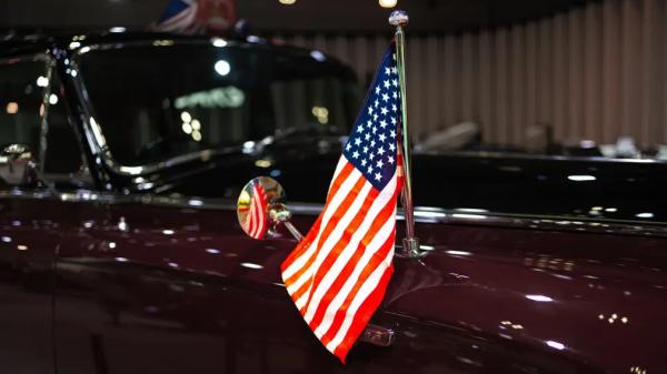 Tesla одна против всех &mdash; и пока выигрывает: как при Трампе поменялся американский автопром