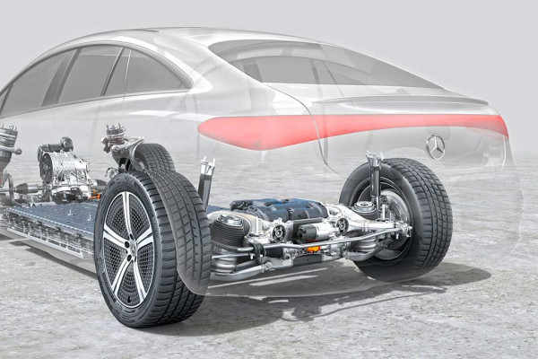 Рестайлинговый электрокар Mercedes-Benz EQS стал мощнее и дальнобойнее