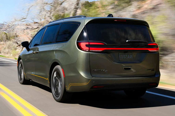 Компания Chrysler представила слегка обновленный минивэн Pacifica
