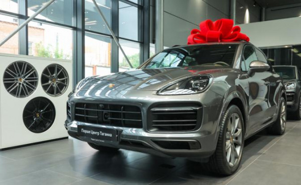 В погоне за роскошью. Российские владельцы Porsche и Rolls-Royce уходят в отрыв от реальности