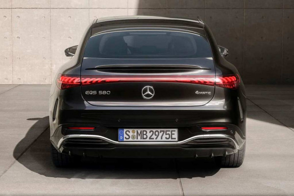 Рестайлинговый электрокар Mercedes-Benz EQS стал мощнее и дальнобойнее