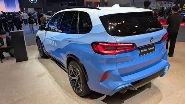 BMW iX5 Hydrogen &mdash; водородный флагман: премьера в столице Китая