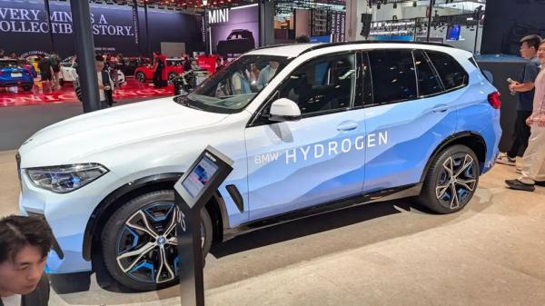 BMW iX5 Hydrogen &mdash; водородный флагман: премьера в столице Китая