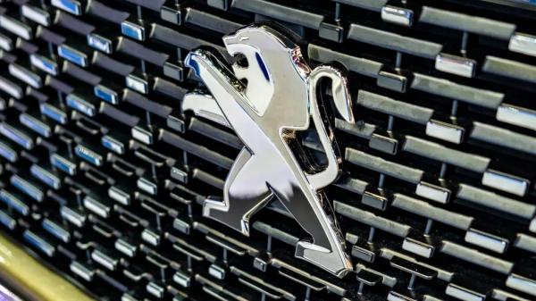 Peugeot оживила легенду: редкий 504 превратили в кинотеатр