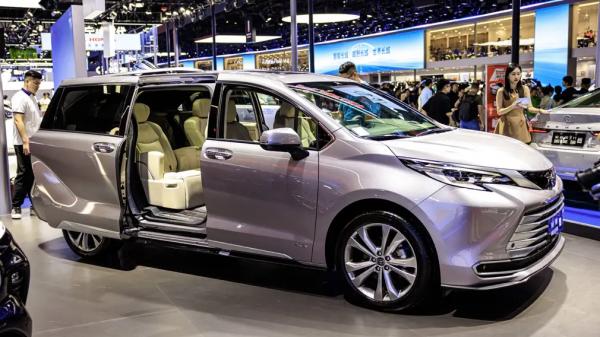 Минивэн для детей стал проблемой: Toyota задерживает ремонт сидений Sienna