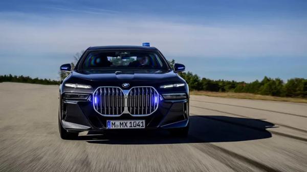 Король Карл прилетел в США максимально защищенным: этот BMW готов к любой войне
