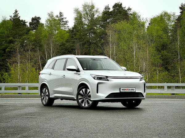 Гибрид, который научился держаться за дорогу: тест-драйв Evolute i-Space 4&times;4