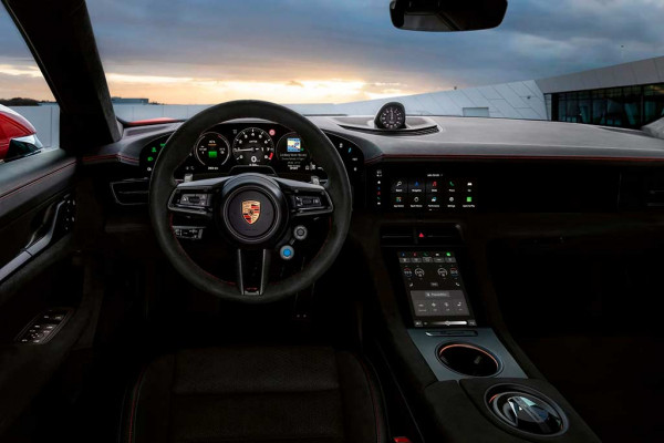 Вновь обновленный Porsche Taycan получил систему переключения виртуальных передач Вновь обновленный Porsche Taycan получил систему переключения виртуальных передач
