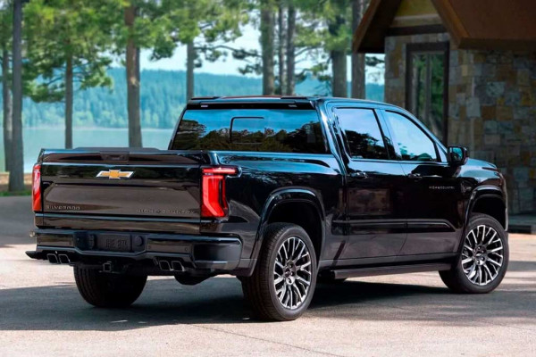 Рассекречен Chevrolet Silverado пятого поколения: пикап получит новые двигатели V8 Рассекречен Chevrolet Silverado пятого поколения: пикап получит новые двигатели V8