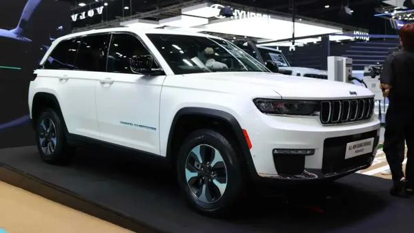 Просторный салон и хорошее оснащение: в России продают новый внедорожник Jeep Grand Cherokee