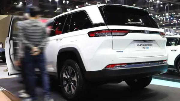 Просторный салон и хорошее оснащение: в России продают новый внедорожник Jeep Grand Cherokee