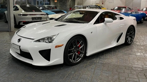 Lexus LFA &mdash; самый дорогой праворульный автомобиль в России. За него просят 100 млн рублей